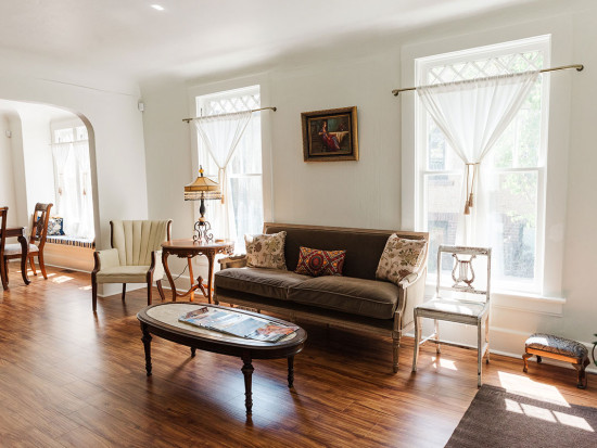 Casa Sagrada - Cottage Villa de Amor living room